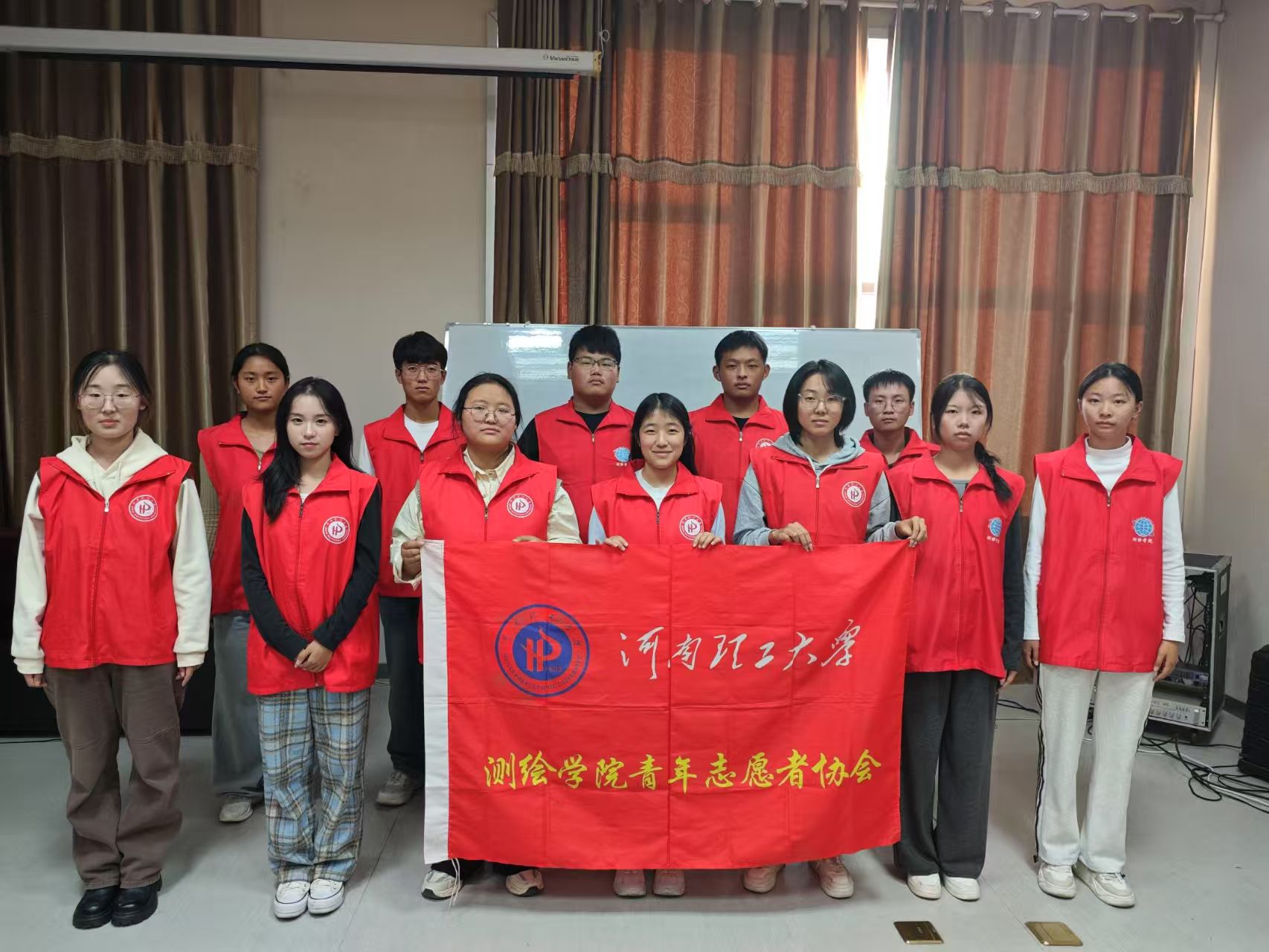 “青春遇‘银发’,守护夕阳无忧”—九游会官方网站青年志愿者协会老年大学志愿活动喜获焦作日报报道